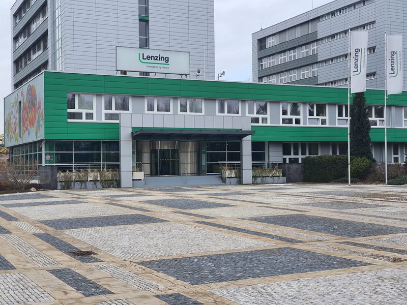 Vstupní budova společnosti Lenzing s vlajkami